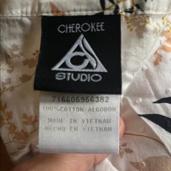Cherokee Studio Floral Shirt with Black and Tan Accents - Picture 2 of 3